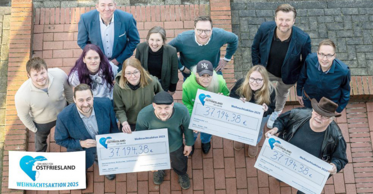 Die Scheckübergabe fand am 21. Januar im Verlagshaus in Leer statt. Das Foto zeigt (von links): Lasse Paulsen, Uwe Boden, Eva van Loh, Malte Mand, Julia Frobenius, Deike Terhorst, Andy Dannecker, Lars Reckermann, Ilona und Marie-Cruz van Santen, Stephan Schmidt, Henrik Zein und Ralf Veltjes. Foto: Klaus Ortgies