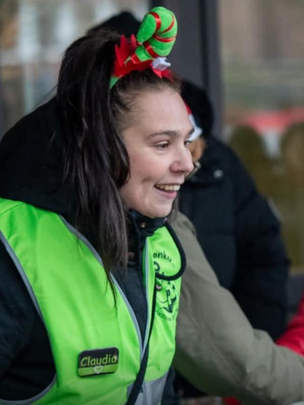 Claudia bei der Verteilaktion zur Weihnachtszeit. Foto: Klaus Ortgies (ZGO Zeitungsgruppe Ostfriesland GmbH)