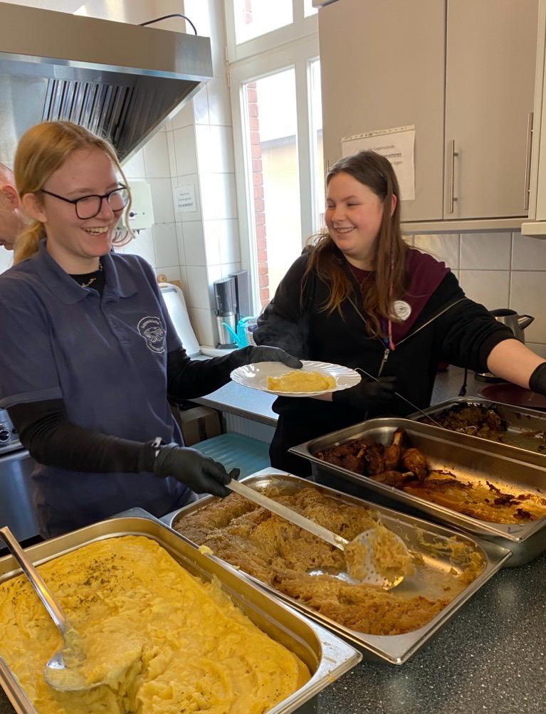 Marie-Cruz und Sina in der Suppenküche