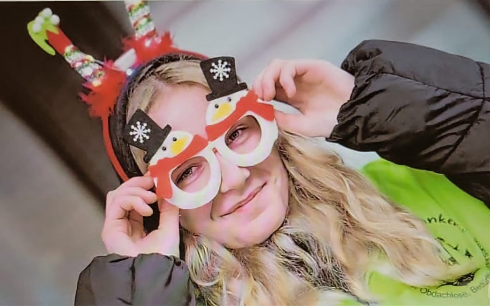 Marie-Cruz bei der Verteilaktion zur Weihnachtszeit. Foto: Klaus Ortgies (ZGO Zeitungsgruppe Ostfriesland GmbH)